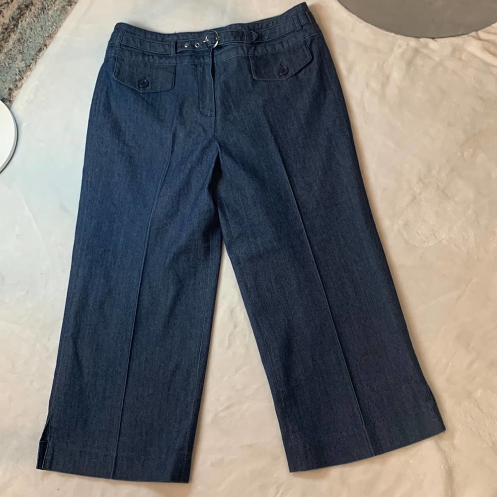 Larry Levine Petite Stretch Denim Capris. Size 4P. EUC. Faux pockets. Cute belt